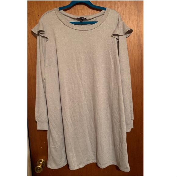 🎅 AS U WISH Silver Ruffle Shoulder Tunic NWT 3X - Picture 5 of 12